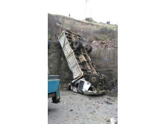 Hurda kamyonu hurdaya döndü