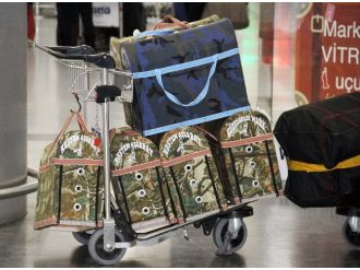 Türkmenistan’lı 2 yolcu 6 horozla havalimanında mahsur kaldı