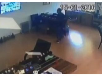 Yaptığı hırsızlığı izledi yine de vazgeçmedi