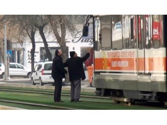 Yurdum insanı! Vatmana sinirlenince tramvayın önünde durdu