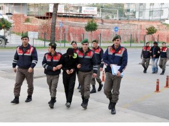 Hırsızlar karakoldaki arkadaşlarına yemek getirince...
