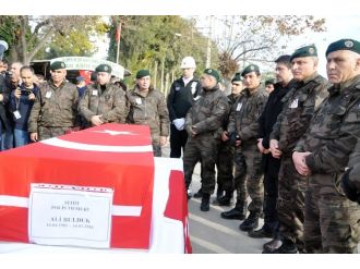 Şehit polisi binlerce kişi uğurladı