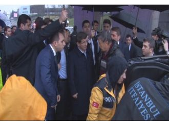 Başbakan kazayı görünce konvoyu durdurdu