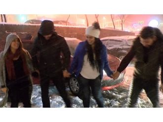 Kar yağışını horon ile kutladılar