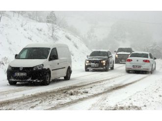 Kar yağışı Uludağ yolunu kapattı