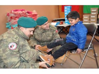 TSK’dan Afgan miniklere yardım