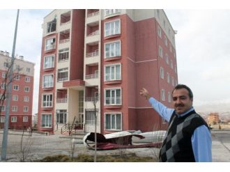 Uçan çatı eve girdi !