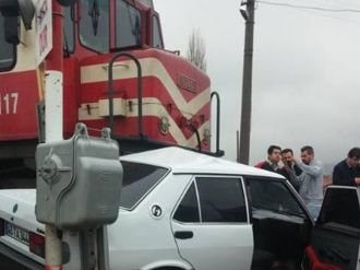 Yolcu treni otomobile çarptı