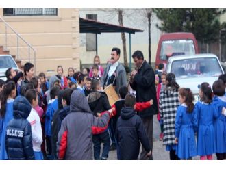 Tayini çıkan müdürün arkasından kutlama yaptılar