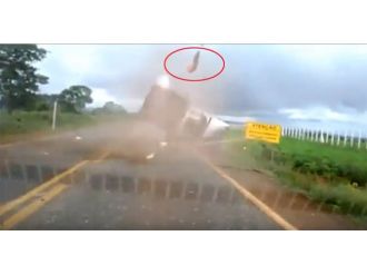 Takla atan araçtan fırlayıp havada taklalar attı !