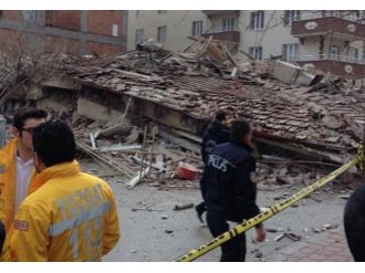 Yozgat’ta 20 daireli bina çöktü