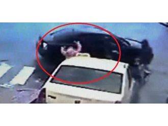 Eşiyle tartışan kadın cadde ortasında bayıldı