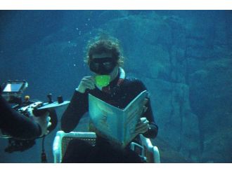 Rekortmenin su altında kahve ve kitap keyfi