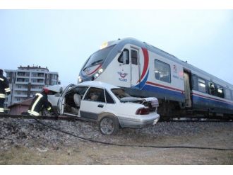 Tren otomobile çarptı