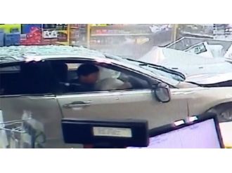 Markete dalan otomobil kadını teğet geçti