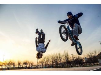 Nefes kesen akrobasi gösterisi