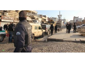 Sur’da kanaslı saldırı: 3 polis yaralı