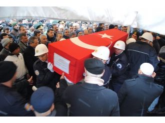 Şehit polisi 10 bin kişi uğurladı