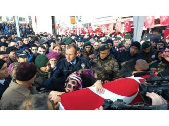 Şehidin babası cenazeye polis üniforması ile katıldı