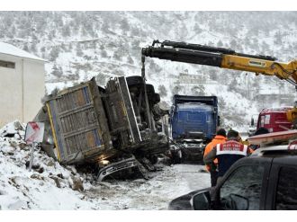 TIR otomobili biçti: 2 ölü