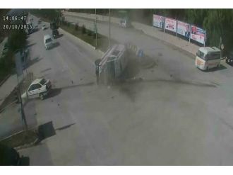 Otomobilin çarptığı ambulans böyle takla attı