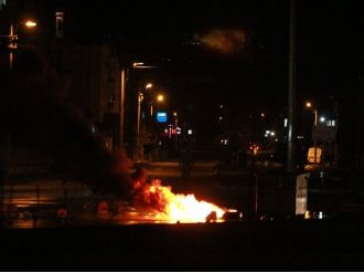 Polise havai fişek ve taş atan gruba müdahale