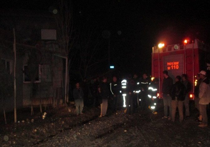 Yangında Mahsur Kalan Yaşlı Kadın Son Anda Kurtarıldı