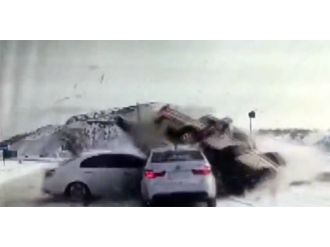 Karlı zeminde zincirleme kaza