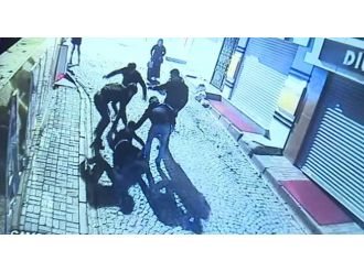 Kafasına defalarca tekme attılar !