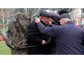 Ağaca bağlayıp bahşiş istediler