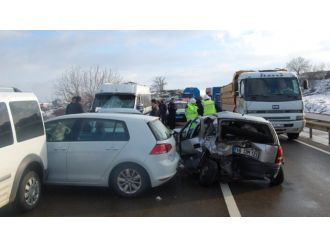 Kazaya müdahale edenlerin arasına minibüs daldı: 2 ölü