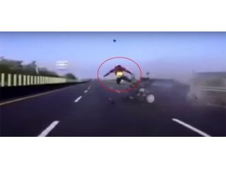 Aracından karşı şeride uçtu !