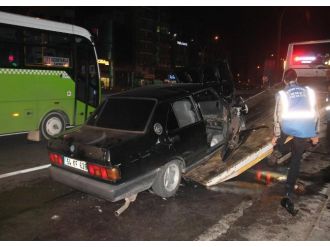 Hızla gelen araç otobüse çarptı: 1 ölü