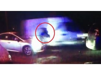 Uygulamadan kaçan minibüs polise böyle çarptı