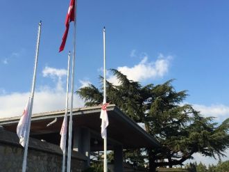 Koç Holding’de bayraklar yarıya indirildi