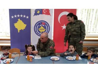 Türk askerlerden anlamlı ziyaret