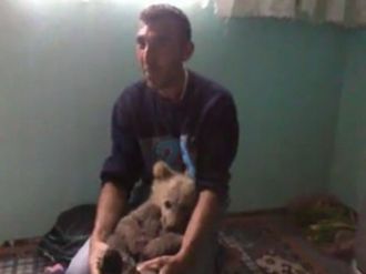 Ayıya evini açan vatandaş: "Onunla arkadaş gibi olduk"