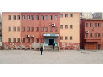 Teröristler okul bahçesine bomba attı !