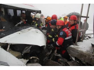 Yolcu minibüsü kamyona çarptı: 11 yaralı