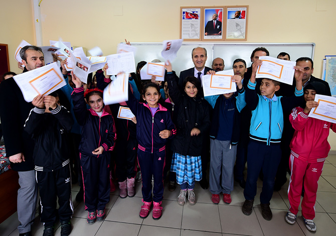 Başkan Okay, Öğrencilerin Karne Sevincini Paylaştı