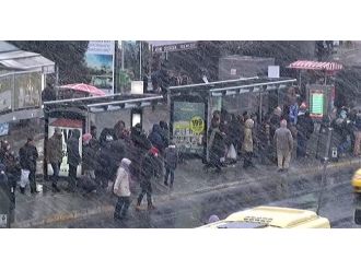 Mega kentte kar yağışı etkisini arttırdı