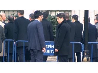 Sultanahmet saldırısının yaşandığı alana çiçek bıraktı