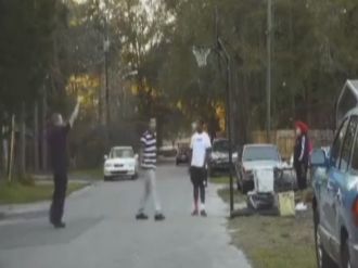 Şikayet üzerine giden polis de gençlere uydu