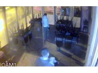 Bir şey bulamayınca sadaka kutusunu çaldılar