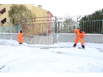 İstanbul’da kırmızı alarm: Ekipler kar nöbetinde