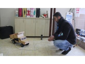 Kumandalı ahşap kamyonet üretti