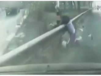 Bariyerlere çakıldı! Hiçbir şey olmamış gibi kalktı