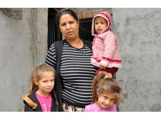 İnşaat halindeki evde yaşam mücadelesi