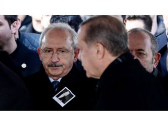 Cenazede dikkat çeken kare