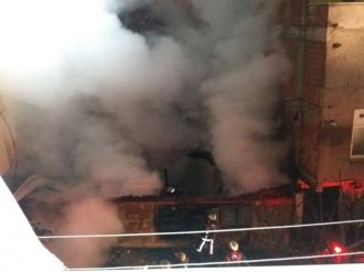 Sultanbeyli’de gecekondu alev alev yandı